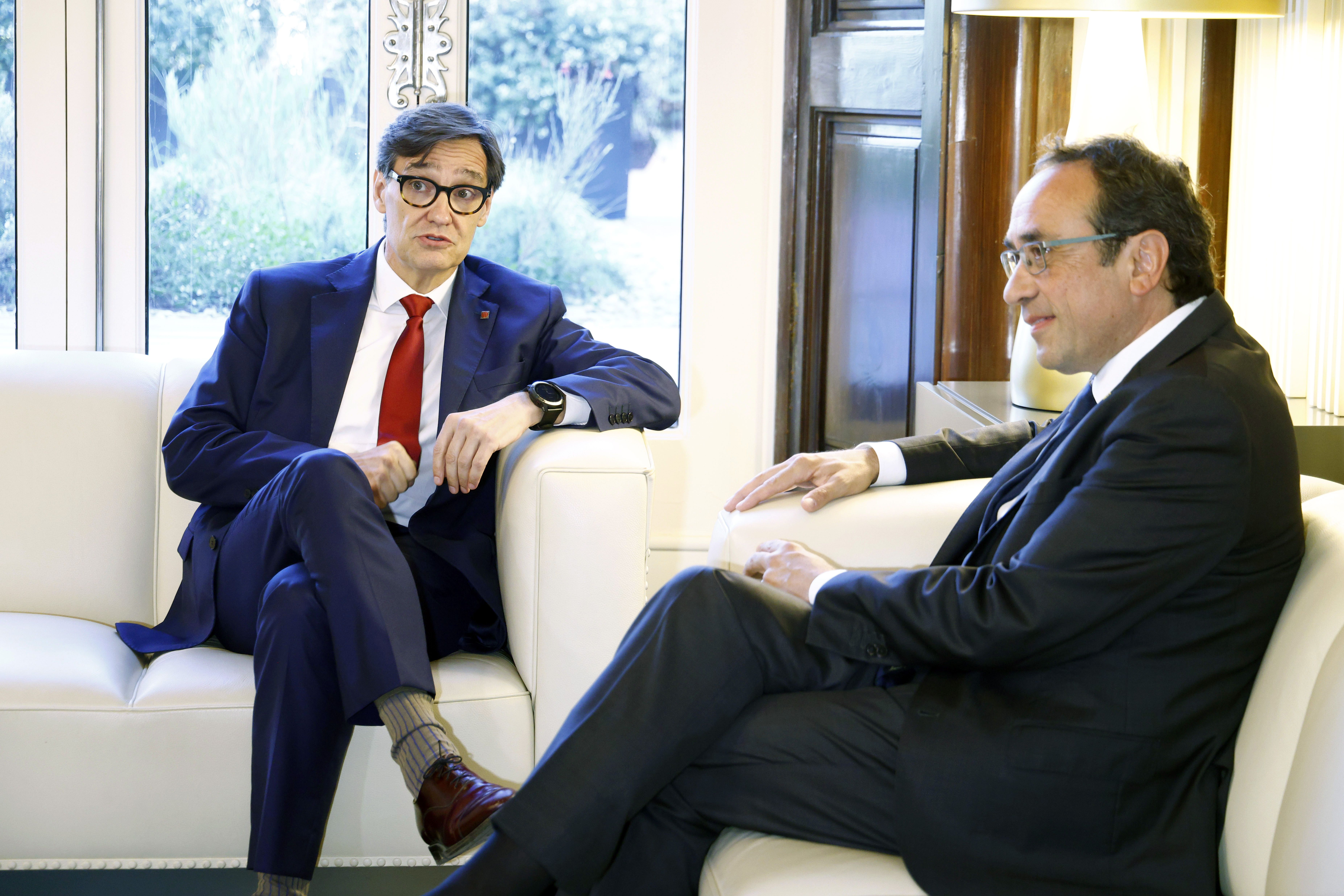 Salvador Illa PSCko presidentegaia eta Josep Rull Kataluniako Parlamentuko lehendakaria, gaur goizean egin duten bileran. QUIQUE GARCIA / EFE