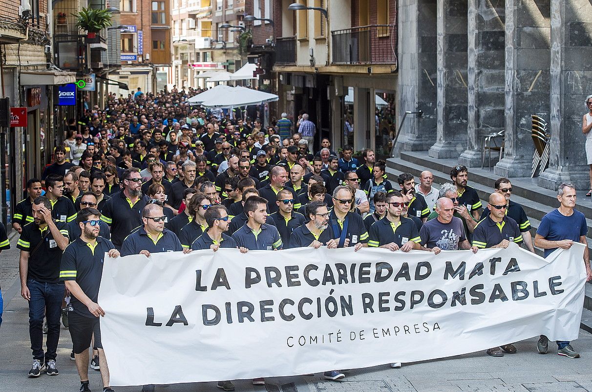 Manifestazioa egin zuten atzo Laudion, fabrikatik herriko plazara, protesta gisara. LUIS JAUREGIALTZO / FOKU.