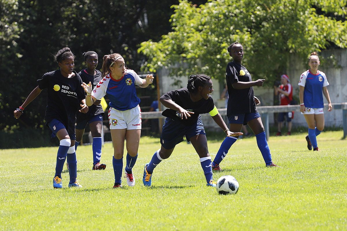 Joan den urteko Donosti Cupeko irudi bat: Zambiako City Strikers taldea, Oiartzun taldearen aurka. MAIALEN ANDRES / FOKU.