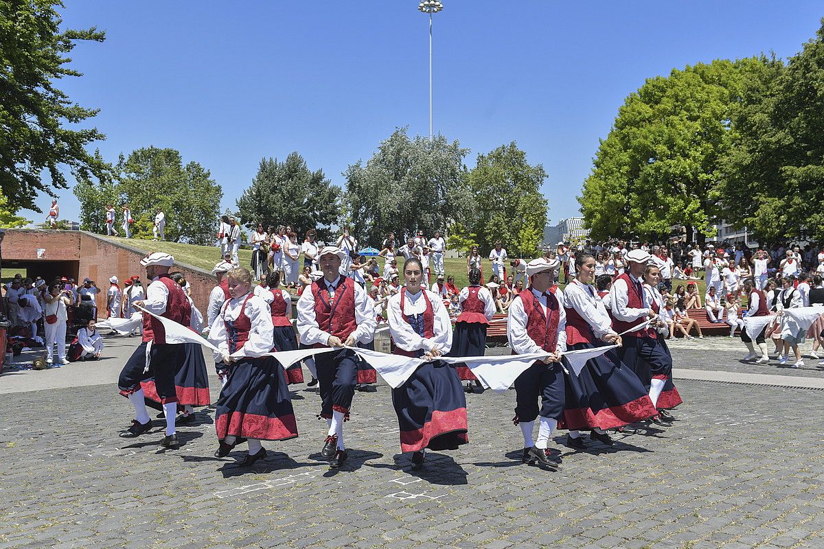 Larratz dantza taldea, Burlata beren herriko dantzak plazaratzen, atzo, txupinazoaren ondoren Iruñerriko taldeek emandako dantza saioan. IDOIA ZABALETA / FOKU.