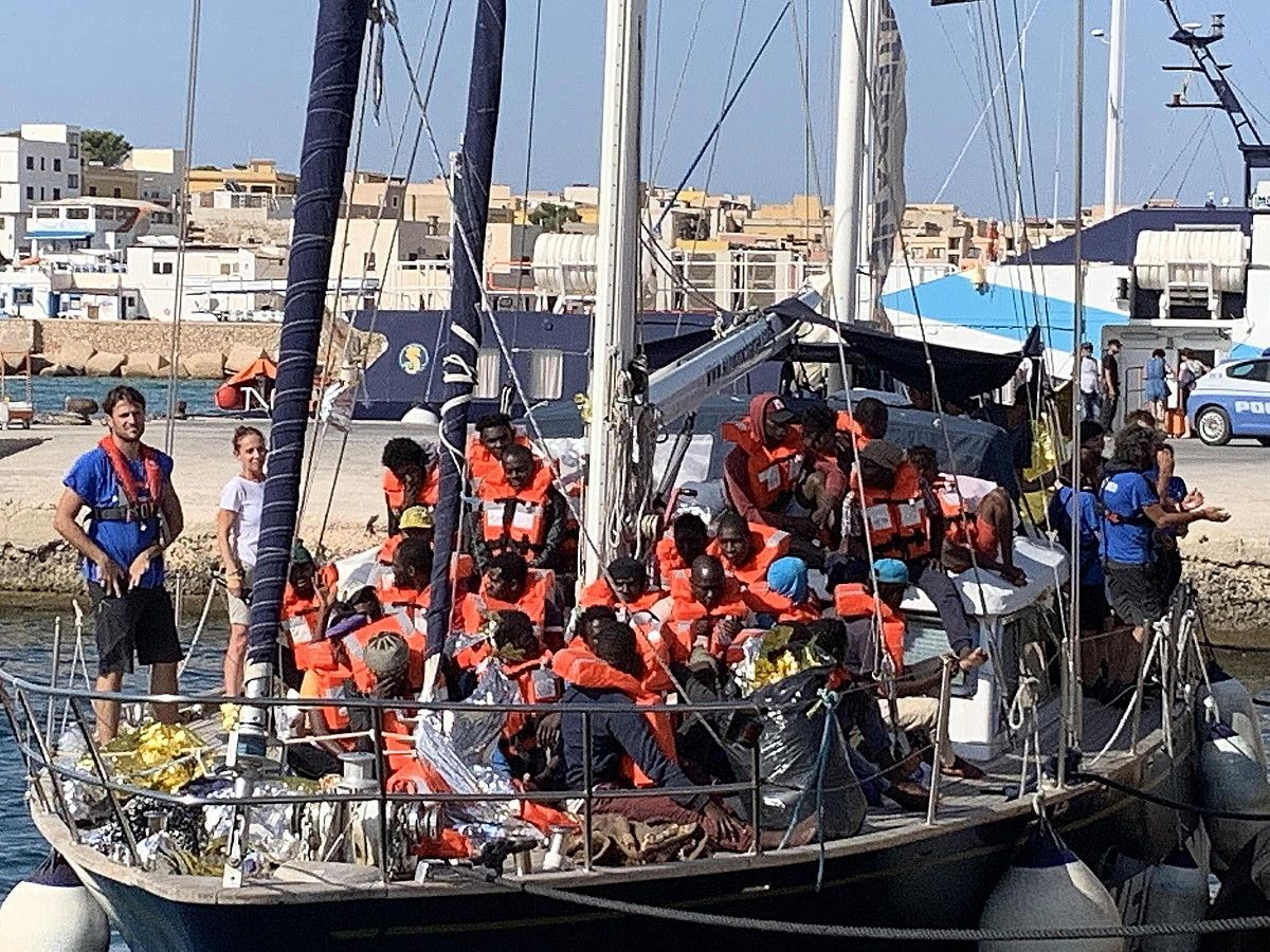Alex ontzia Lampedusan porturatu berritan, atzo arratsaldean. 41 migratzaile zeramatzan. ELIO DESIDERIO / EFE. Alex ontzia Lampedusan porturatu berritan, atzo arratsaldean. 41 migratzaile zeramatzan. ELIO DESIDERIO / EFE.