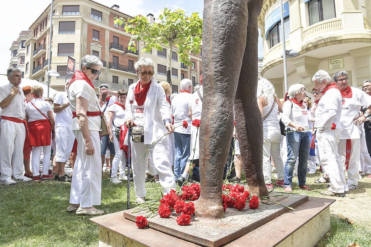 Lore eskaintza, atzo, German Rodriguezen oroitarritik hurbil dagoen 78ko sanferminen memoriarako monolitoan. IDOIA ZABALETA / FOKU.