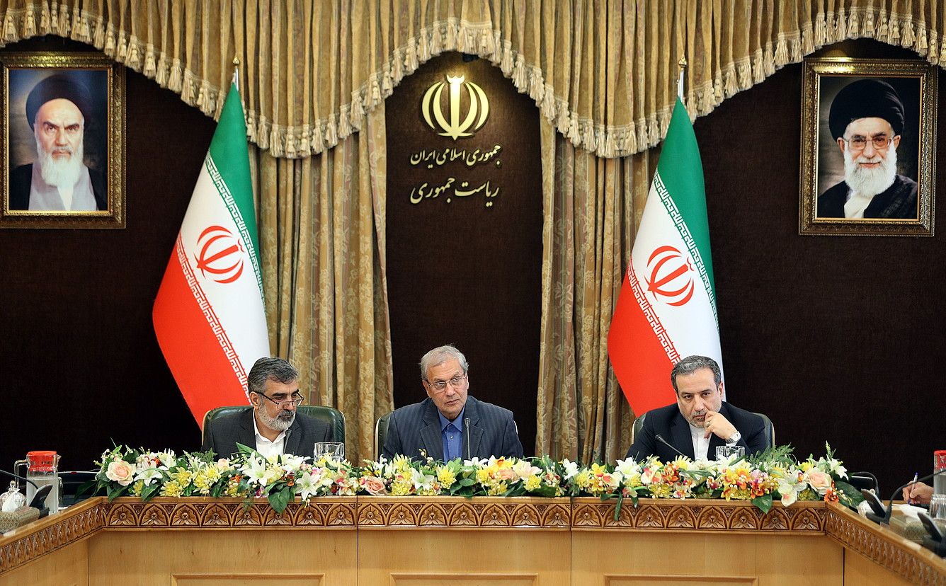 Irango Gobernuko ordezkariak —ezkerrean, Kamalvandi—, igandeko prentsaurrekoan, Teheranen. HAMED MALEKPOUR / EFE.