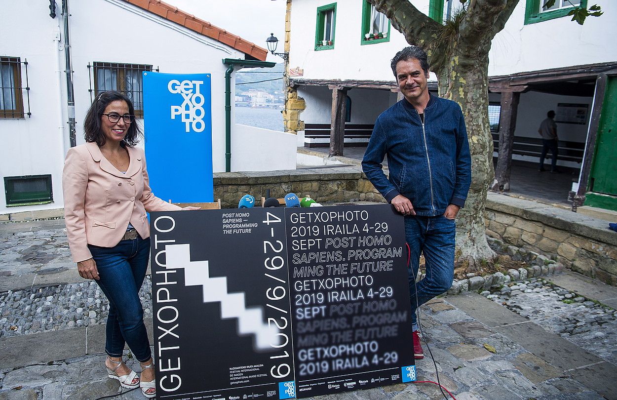 Amaia Agirre Getxoko alkatea eta Jokin Aspuru Getxophotoko zuzendaria, atzoko aurkezpenean. LUIS JAUREGIALTZO / FOKU. Amaia Agirre Getxoko alkatea eta Jokin Aspuru Getxophotoko zuzendaria, atzoko aurkezpenean. LUIS JAUREGIALTZO / FOKU.