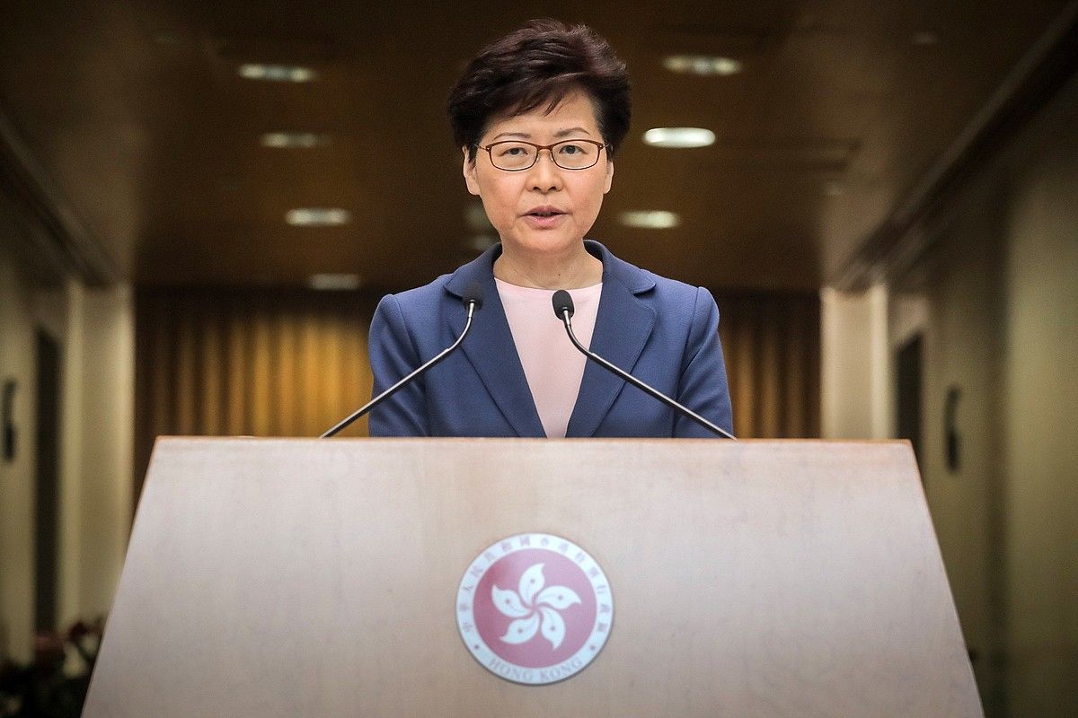 Carrie Lam prentsaurreko batean, atzo, Hong Kongen. VIVEK PRAKASH / EFE. Carrie Lam prentsaurreko batean, atzo, Hong Kongen. VIVEK PRAKASH / EFE.