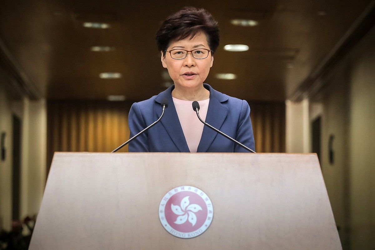 Carrie Lam prentsaurreko batean, atzo, Hong Kongen. VIVEK PRAKASH / EFE.