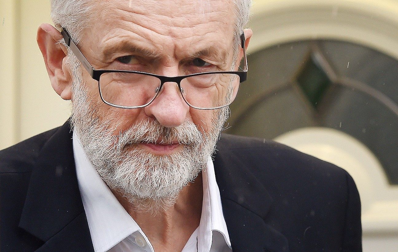 Jeremy Corbyn laboristen buruzagia Londresko bere etxetik ateratzen, artxiboko irudi batean. ANDY RAIN / EFE.