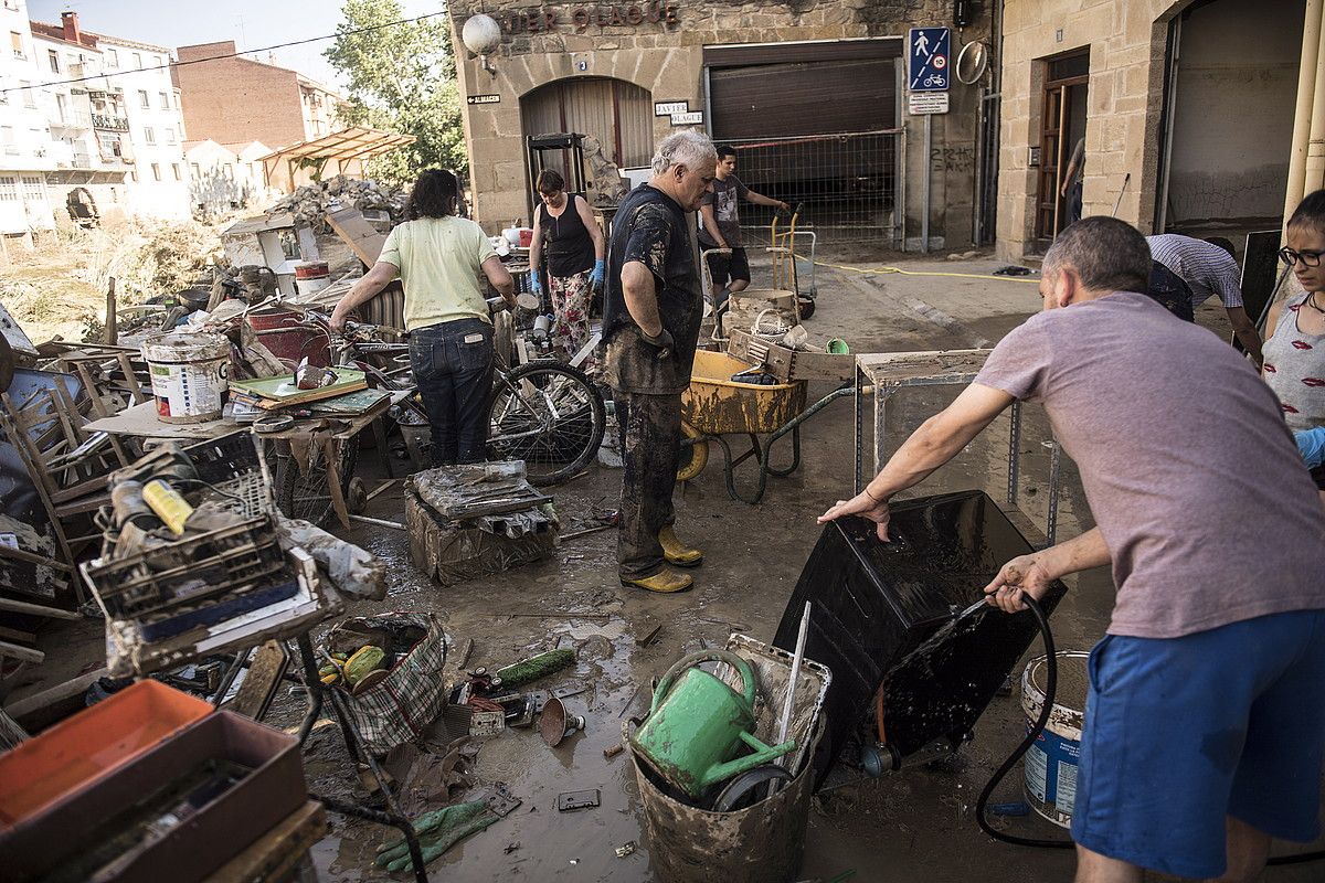 Herritarrak garbiketa lanetan, atzo arratsaldean. JAGOBA MANTEROLA / FOKU. Herritarrak garbiketa lanetan, atzo arratsaldean. JAGOBA MANTEROLA / FOKU.