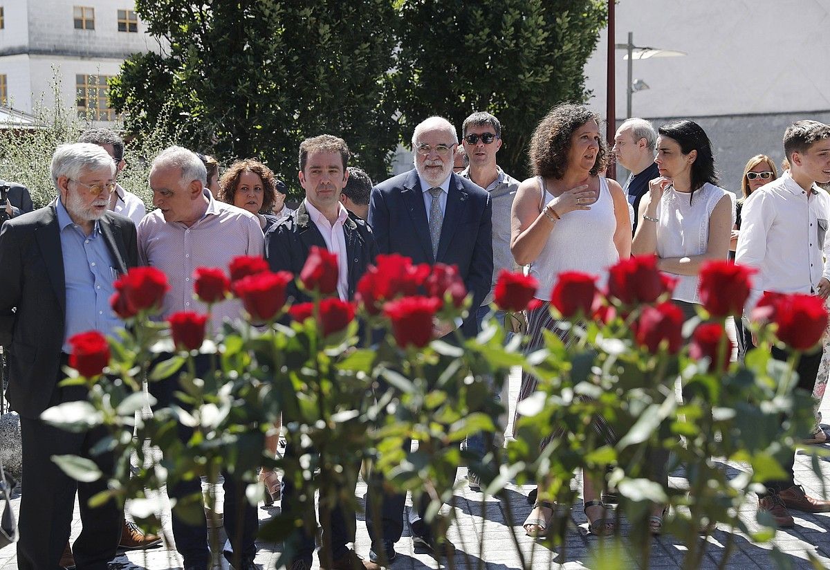 Ordezkari instituzionalak atzo, Ermuan, Miguel Angel Blanco zenaren aldeko omenaldian. LUIS TEJIDO / EFE.