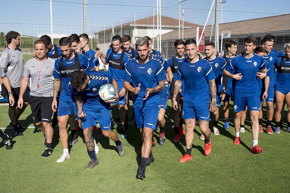 Osasunako jokalari eta entrenatzaileak, atzo, Taxoaren, denboraldi-aurreko lehen entrenamendua hasi aurretik. IÑIGO URIZ / FOKU.