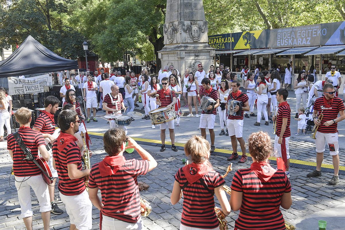 Laugarren urtez, Herri Sanferminak hainbat kolektiboen plataformak bi txosnagune ireki ditu, Errekoleten plazan eta O plazan. IDOIA ZABALETA / FOKU.