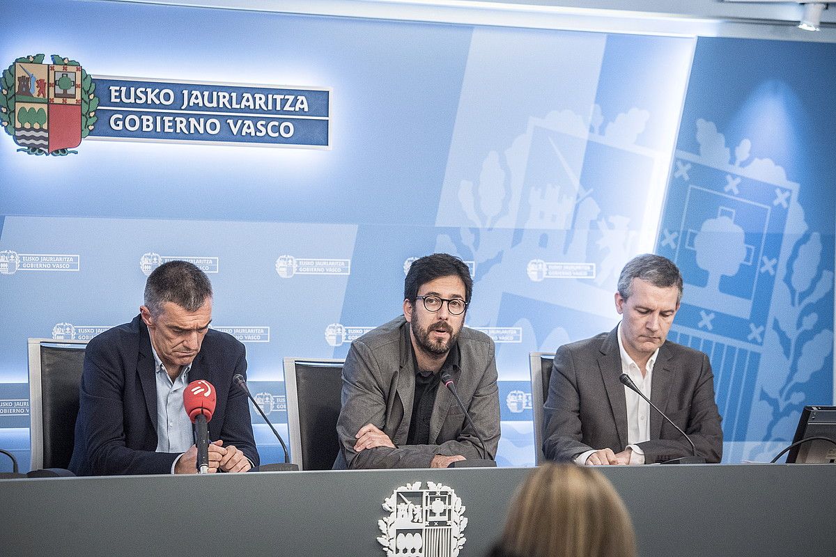 Jonan Fernandez, Gorka Urrutia eta Jose Ramon Intxaurbe, atzo, txostenaren aurkezpenean. GORKA RUBIO / FOKU. Jonan Fernandez, Gorka Urrutia eta Jose Ramon Intxaurbe, atzo, txostenaren aurkezpenean. GORKA RUBIO / FOKU.