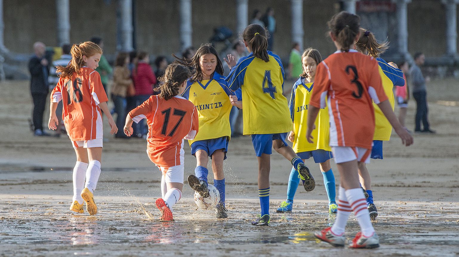 Neskak hondartzako futbolean jokatzen. GORKA RBIO / FOKU.