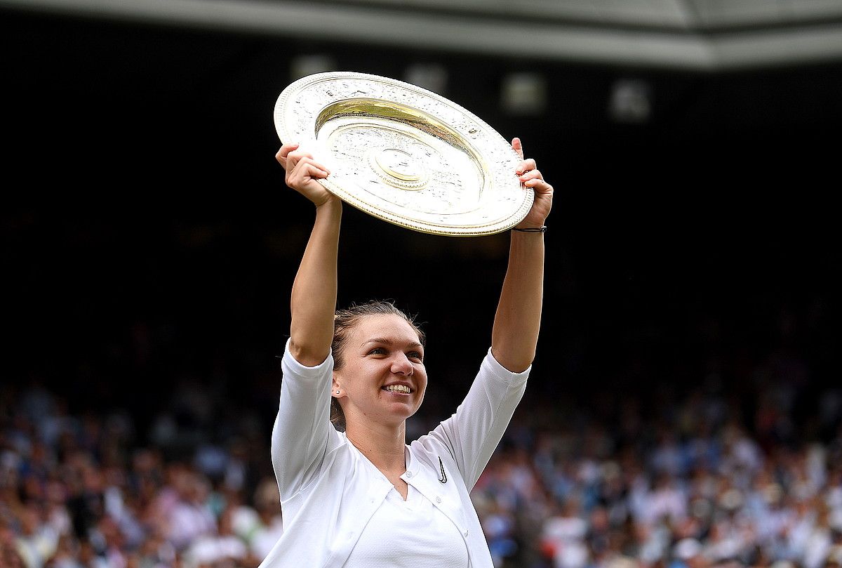 Simona Halep, Wimbledon irabazten duen tenislariari ematen dioten garaikurrarekin, atzo. LAURENCE GRIFFITHS / EFE.