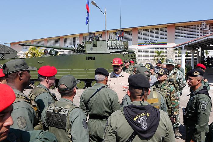 Maduro presidentea, atzo, ariketa militarrak jarraitzen. MIRAFLORES.