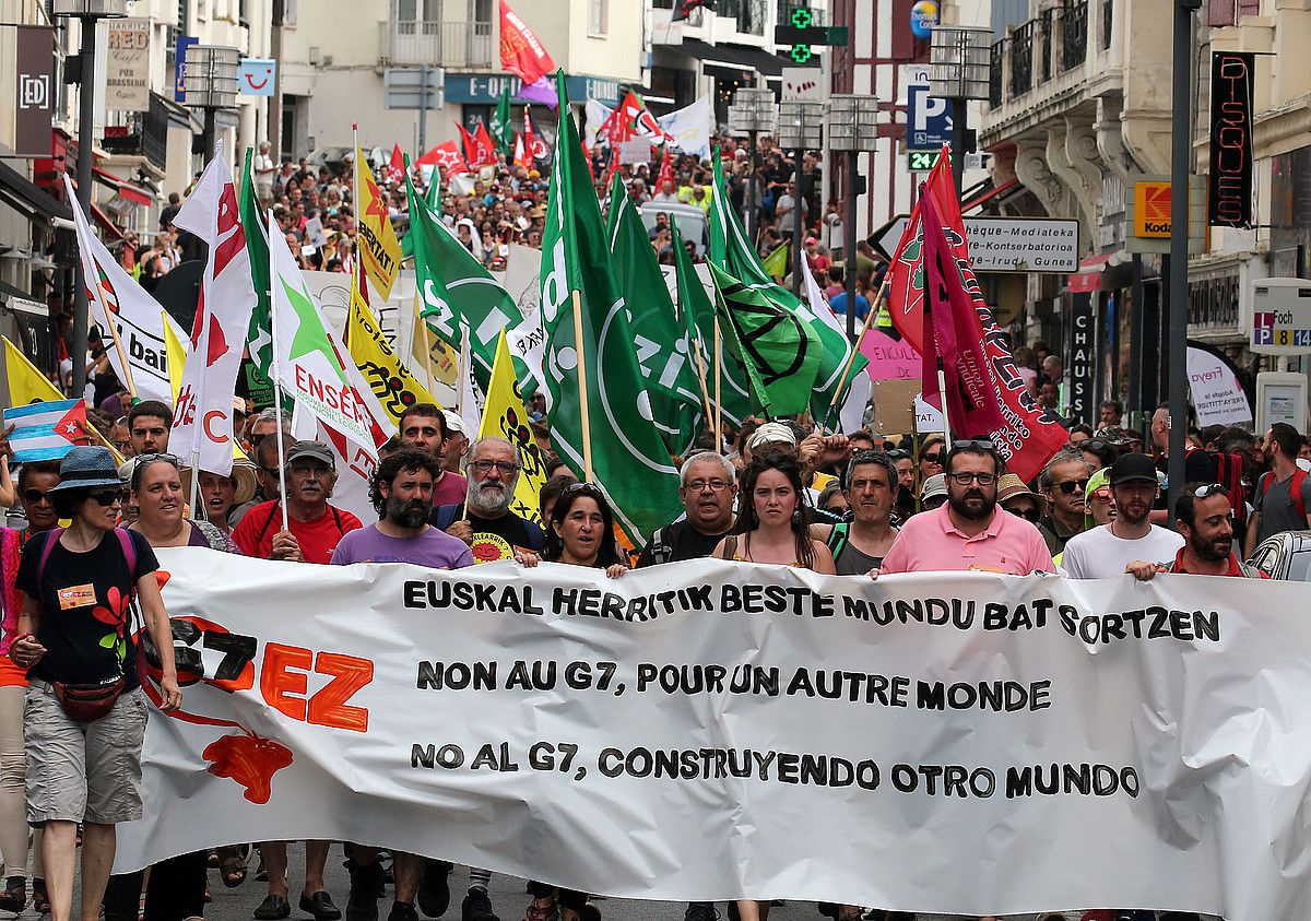 G7koen bilkuraren aurkako manifestazioa, atzo, Miarritzen. BOB EDME. G7koen bilkuraren aurkako manifestazioa, atzo, Miarritzen. BOB EDME.