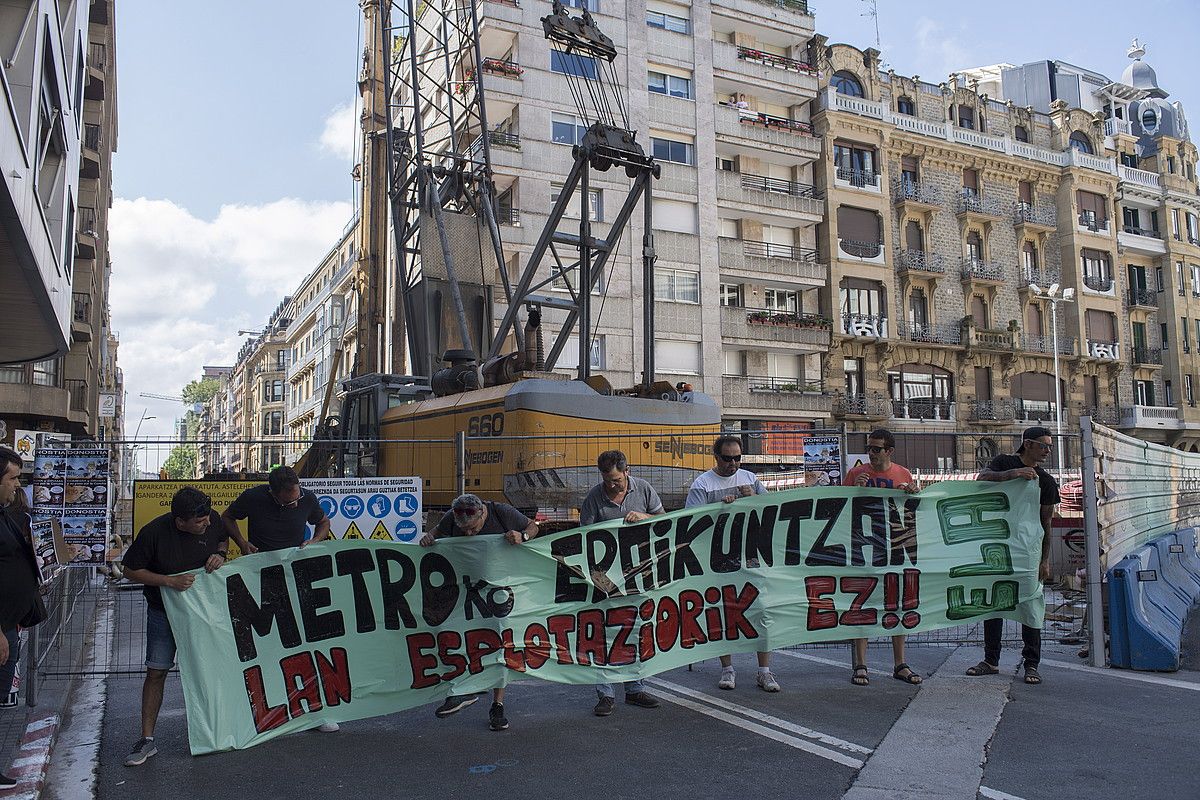 Donostiako metroko langileen elkarretaratzea, Zubieta kaleko obren aurrean. JUAN CARLOS RUIZ / FOKU. Donostiako metroko langileen elkarretaratzea, Zubieta kaleko obren aurrean. JUAN CARLOS RUIZ / FOKU.