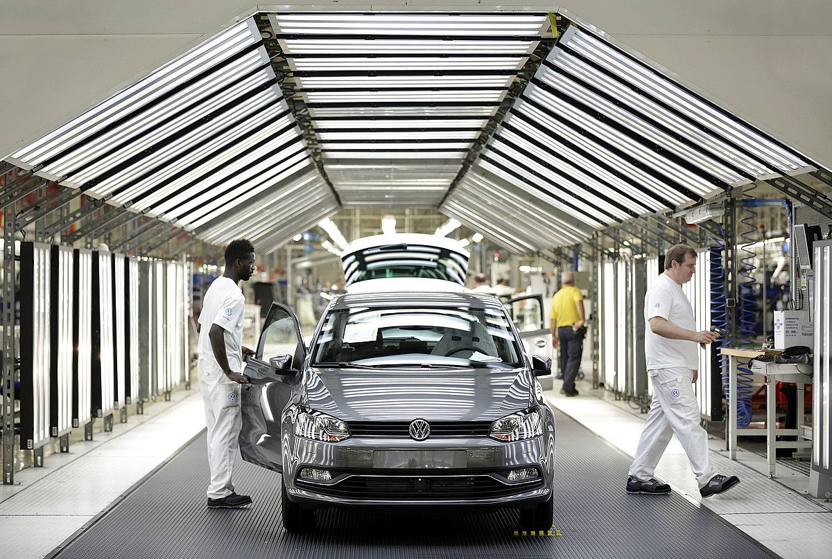 Volkswagen Polo baten ekoizpena, Landabengo fabrikan. VILLAR LOPEZ / EFE. Volkswagen Polo baten ekoizpena, Landabengo fabrikan. VILLAR LOPEZ / EFE.