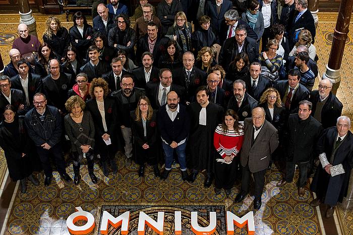 Omniumeko kideak eta abokatuak Jordi Cuixarten defentsa idatzia aurkezten, urtarrilaren 14an. QUIQUE GARCíA, EFE