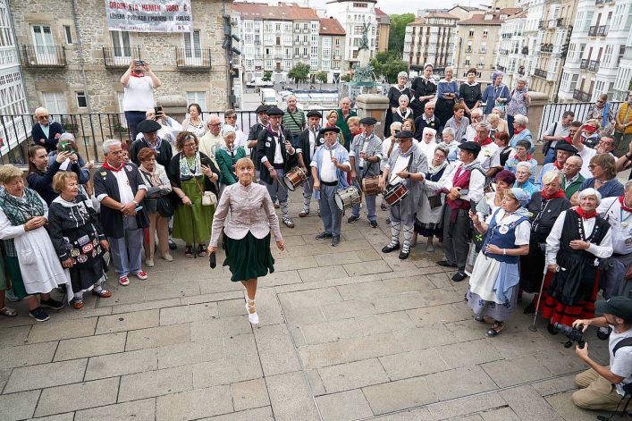Ohorezko aurreskua dantzatu duten unea. L. RICO / EFE Ohorezko aurreskua dantzatu duten unea. L. RICO / EFE