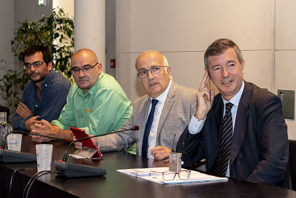 Peio Jorajuria, Paxkal Indo, Beñat Arrabit eta Olivier Dugrip, atzo, Baionan, hitzarmena izenpetzeko ekitaldian. GUILLAUME FAUVEAU. Peio Jorajuria, Paxkal Indo, Beñat Arrabit eta Olivier Dugrip, atzo, Baionan, hitzarmena izenpetzeko ekitaldian. GUILLAUME FAUVEAU.