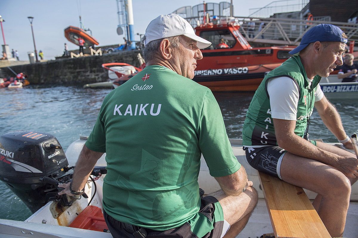 Jose Luis Korta iazko Kontxako sailkapen estropadan, Kaikuren txalupa motordunean. Sestaoko taldeko prestatzailea zen. JUAN CARLOS RUIZ / FOKU.