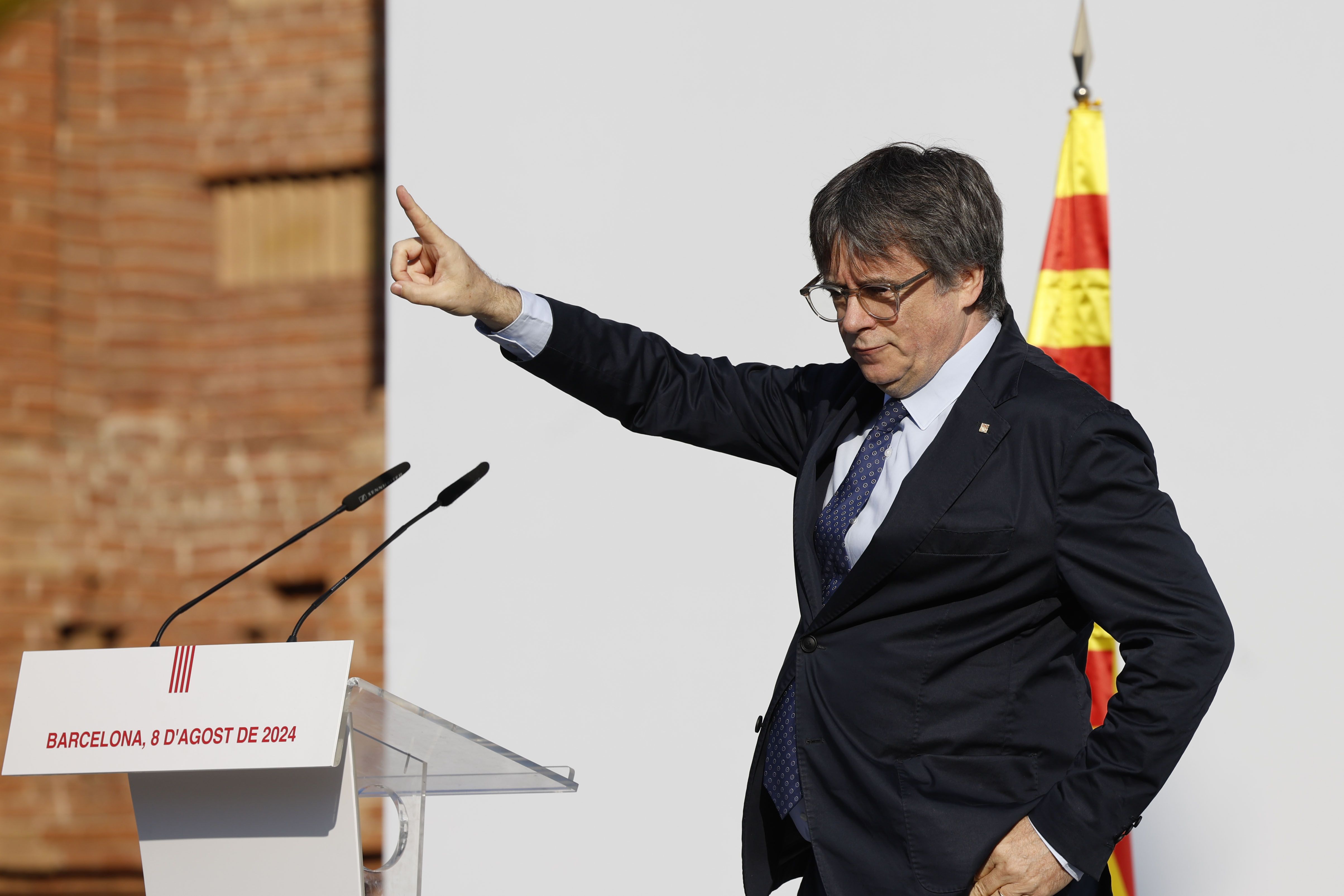 Carles Puigdemont Kataluniako Generalitateko presidente ohia, gaur, Bartzelonan egin duen agerraldian. ALBERTO ESTEVEZ / EFE