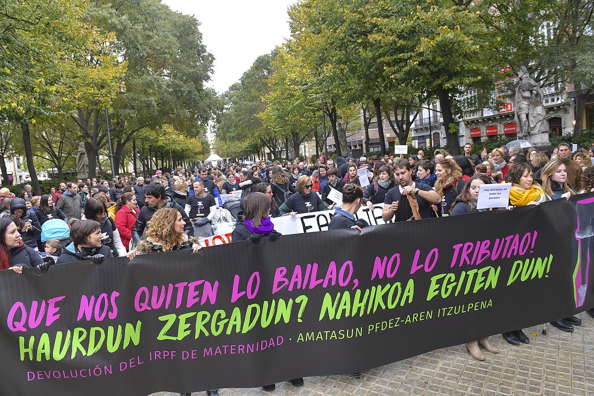 Manifestazio bat Iruñean, urrian, amatasunaren laguntzen zerga atxikipena bueltatzeko eskatzeko. IDOIA ZABALETA / FOKU.