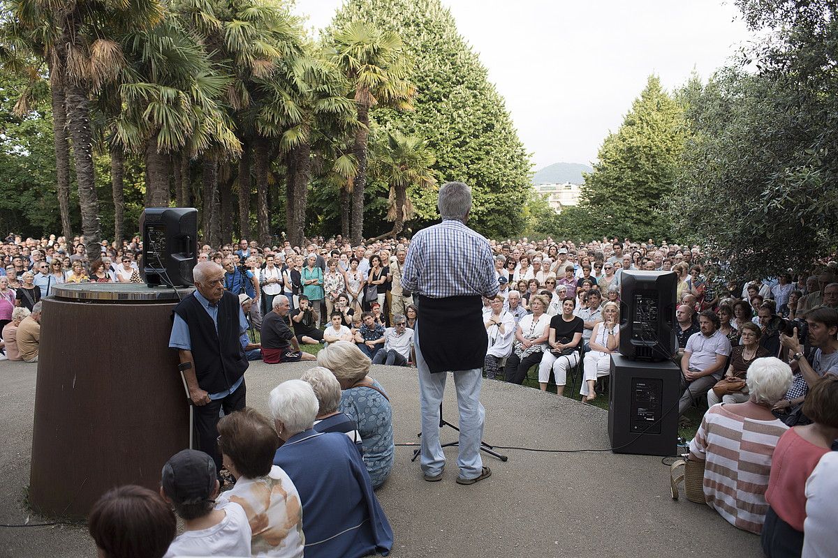 Txema Auzmendi hizlari, atzoko ekitaldian. Jendetza handia bildu zen jauregiaren alboko lorategian. JUAN CARLOS RUIZ / FOKU.