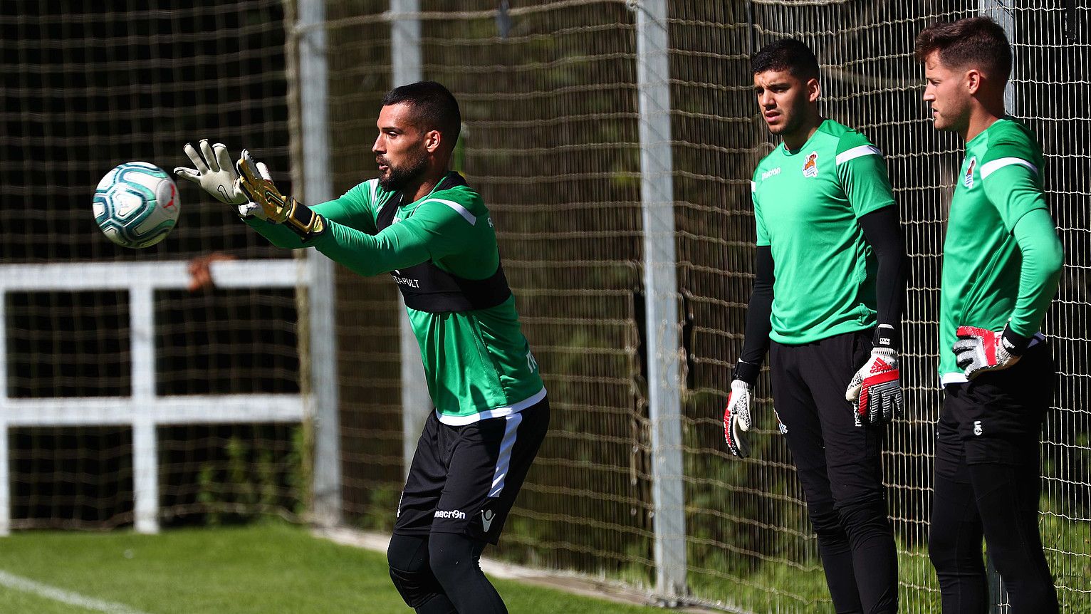 Miguel Angel Moya, Jeronimo Rulli eta Alex Remiro, lanean, sasoi aurreko entrenamenduetako batean. REALA.