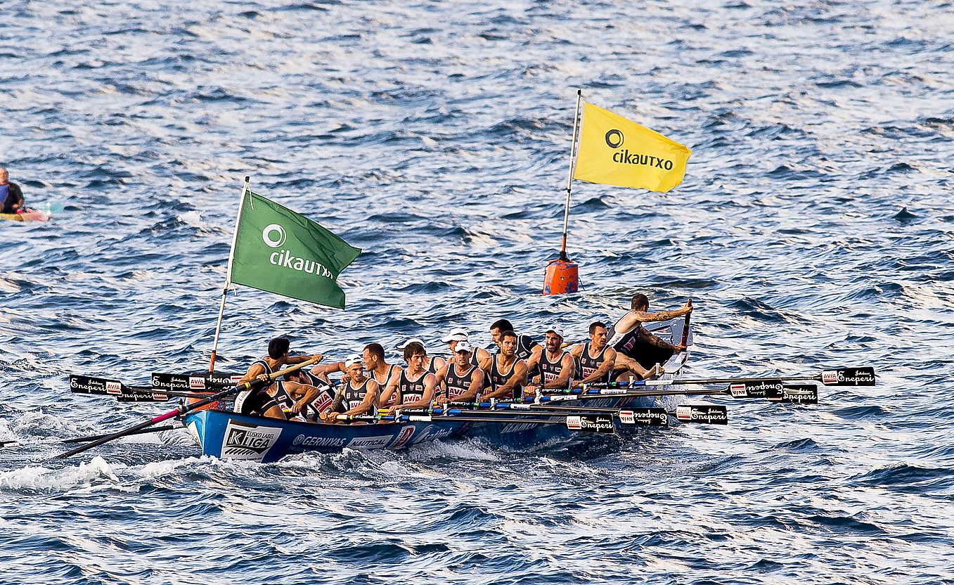 Orioko emakumezkoen trainerua garaipena ospatzen. Estreinakoz jantzi zuten atzo Gipuzkoako txapela. J. URBE / FOKU.