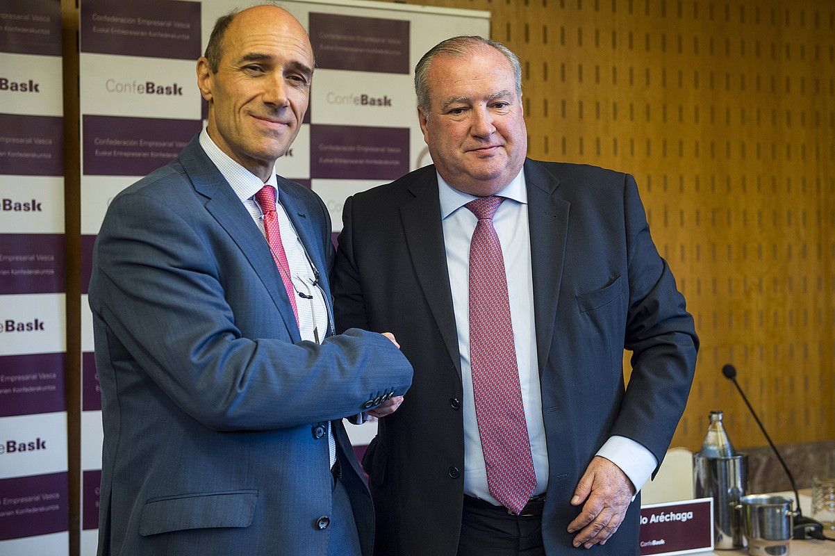 Eduardo Zubiaurre, ezkerrean, Roberto Larrañagaren eskutik Confebaskeko presidente karguaren lekukoa hartzen. MONIKA DEL VALLE / FOKU.