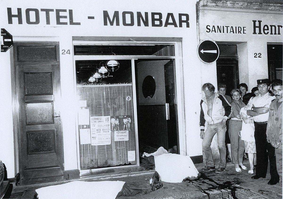 1985eko irailean GALek Monbar hotelean egindako atentatua. Han hil zituzten, besteak beste, Xabin Etxaide eta Jose Maria Etxaniz. DANIEL VELEZ.