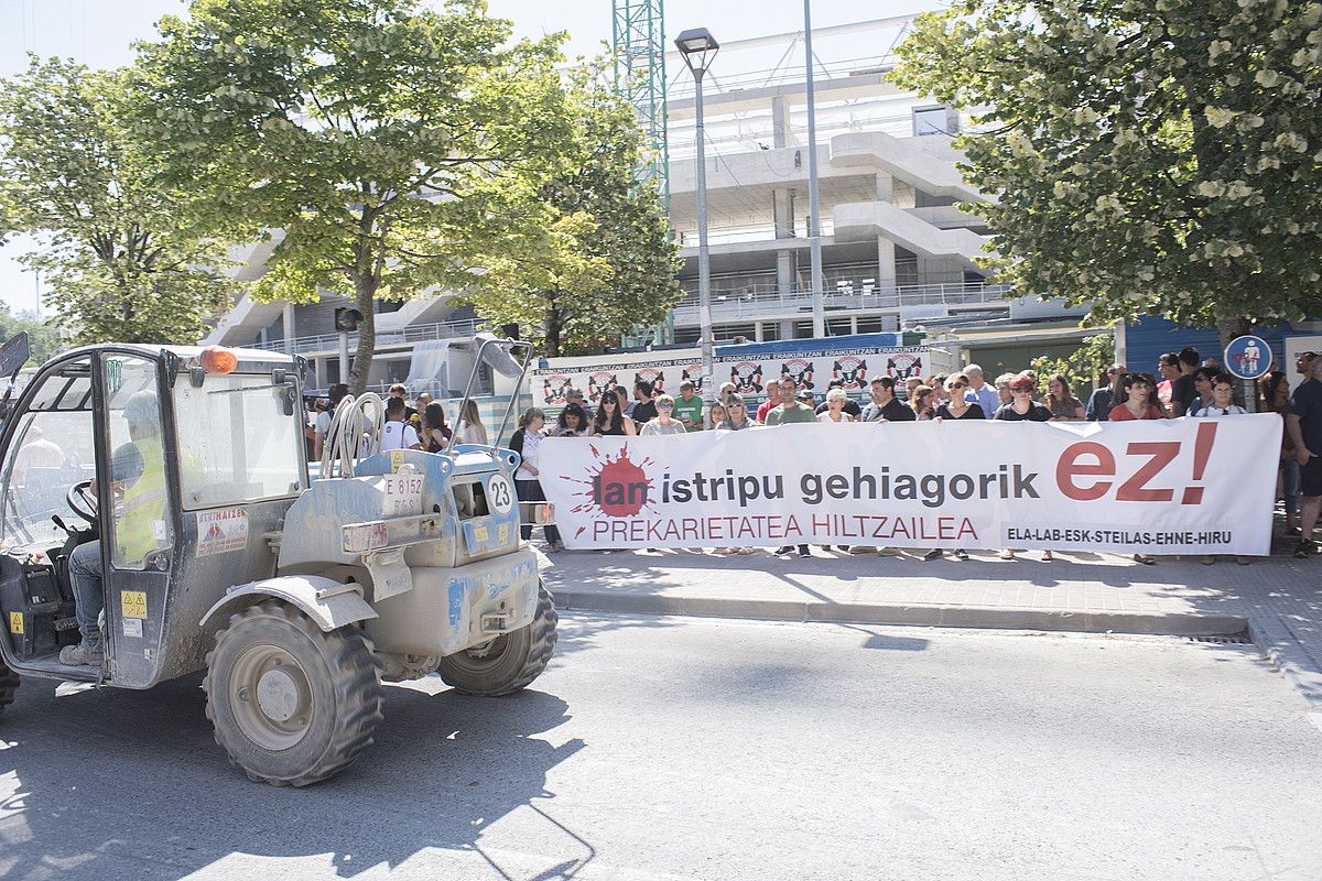 Gehiengo sindikala Anoetako futbol zelaiko lanetan egondako lan istripu larria salatzen. JUAN CARLOS RUIZ / FOKU.