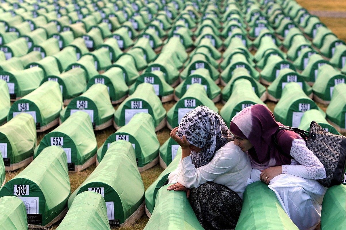 Bi emakume Srebrenicako sarraskian hildako senide batzuk identifikatu ondoren, artxiboko irudi batean. FEHIM DEMIR / EFE. Bi emakume Srebrenicako sarraskian hildako senide batzuk identifikatu ondoren, artxiboko irudi batean. FEHIM DEMIR / EFE.