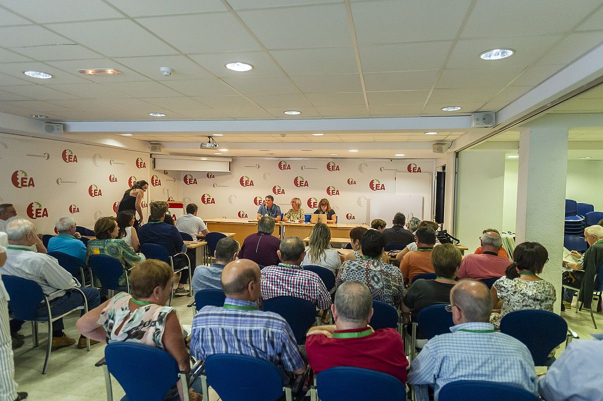 Afiliatuen datu basearen liskarra baretzeko, eta primarioen prozesua bideratzeko, ezohiko batzar nazionala egin zuen atzo EAk, Gasteizen. JAIZKI FONTANEDA / FOKU. Afiliatuen datu basearen liskarra baretzeko, eta primarioen prozesua bideratzeko, ezohiko batzar nazionala egin zuen atzo EAk, Gasteizen. JAIZKI FONTANEDA / FOKU.