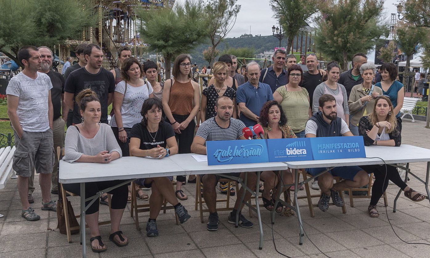 Auzipetuak eta zenbait hezkuntza aditu, atzo, Donostian. ANDONI CANELLADA / FOKU. Auzipetuak eta zenbait hezkuntza aditu, atzo, Donostian. ANDONI CANELLADA / FOKU.