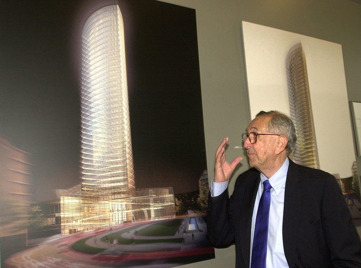 Cesar Pelli, 2003an, Iberdrola dorrearen argazki baten ondoan. A. ALDAI / EFE. Cesar Pelli, 2003an, Iberdrola dorrearen argazki baten ondoan. A. ALDAI / EFE.