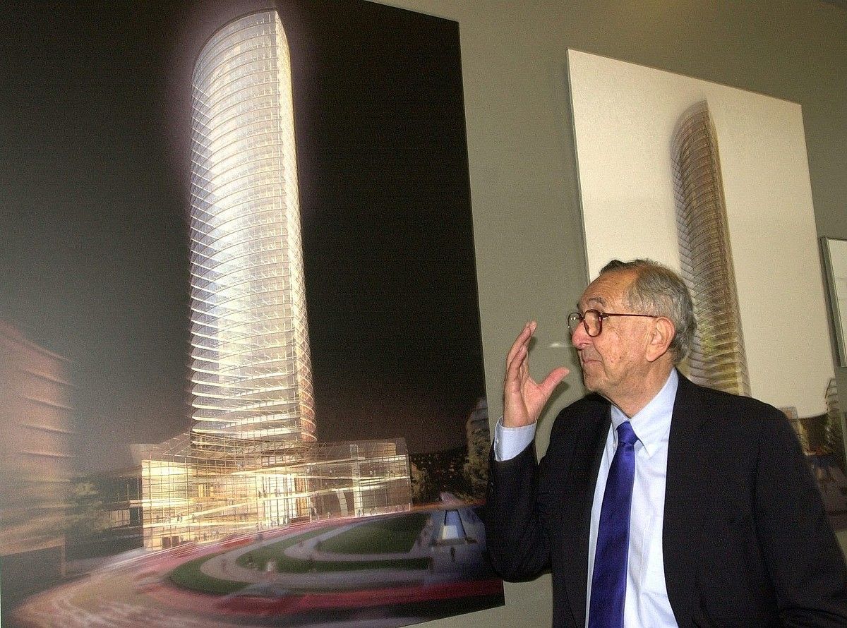 Cesar Pelli, 2003an, Iberdrola dorrearen argazki baten ondoan. A. ALDAI / EFE.