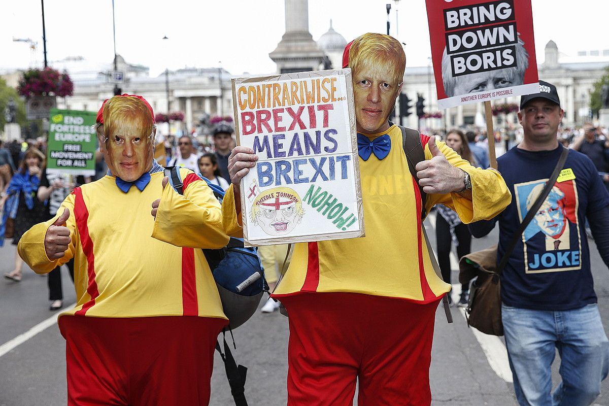 Manifestariak Johnsonen aurkako leloekin, atzo, Londresen. HOLLIE ADAMS / EFE.
