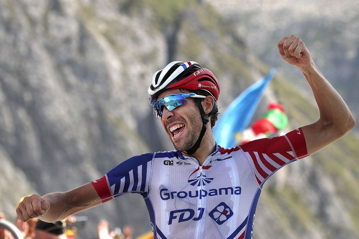 Thibaut Pinot atzoko etaparen garaipena ospatzen, Tourmaleteko helmuga gurutzatu zuen unean bertan. YOAN VALAT / EFE.