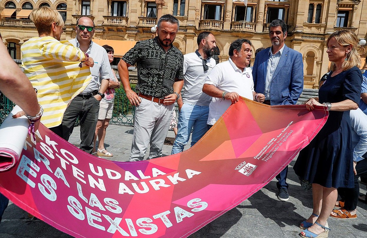 Diputazioko eta udaleko agintariak elkarretaratzean, atzo. J. ETXEZARRETA / EFE. Diputazioko eta udaleko agintariak elkarretaratzean, atzo. J. ETXEZARRETA / EFE.