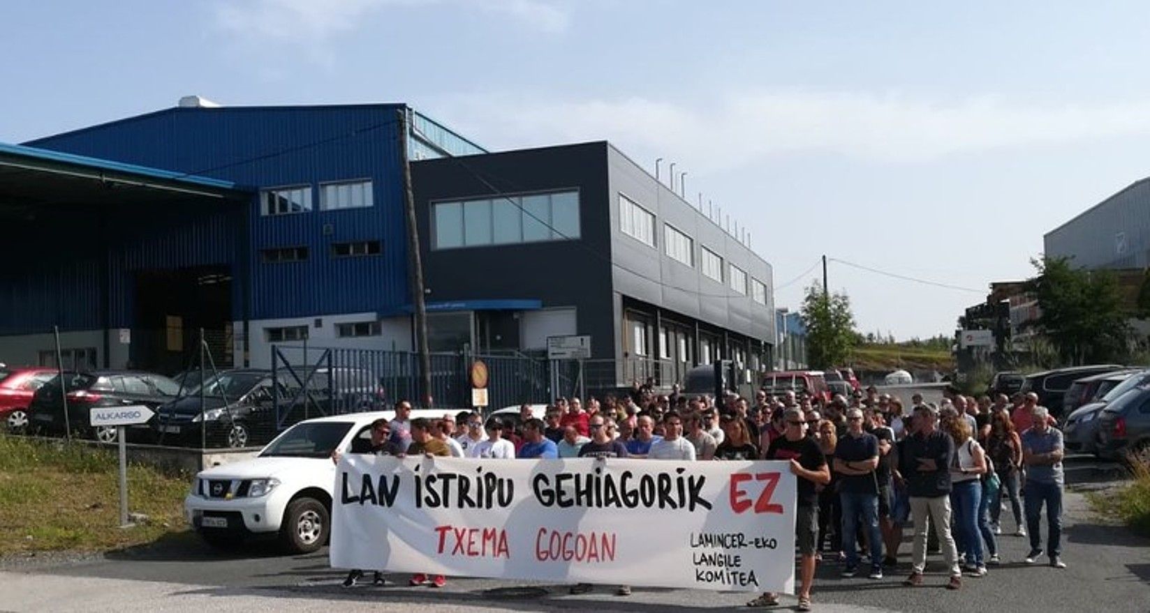 Mungiako enpresaren aurrealdean protesta egin. ELA. Mungiako enpresaren aurrealdean protesta egin. ELA.