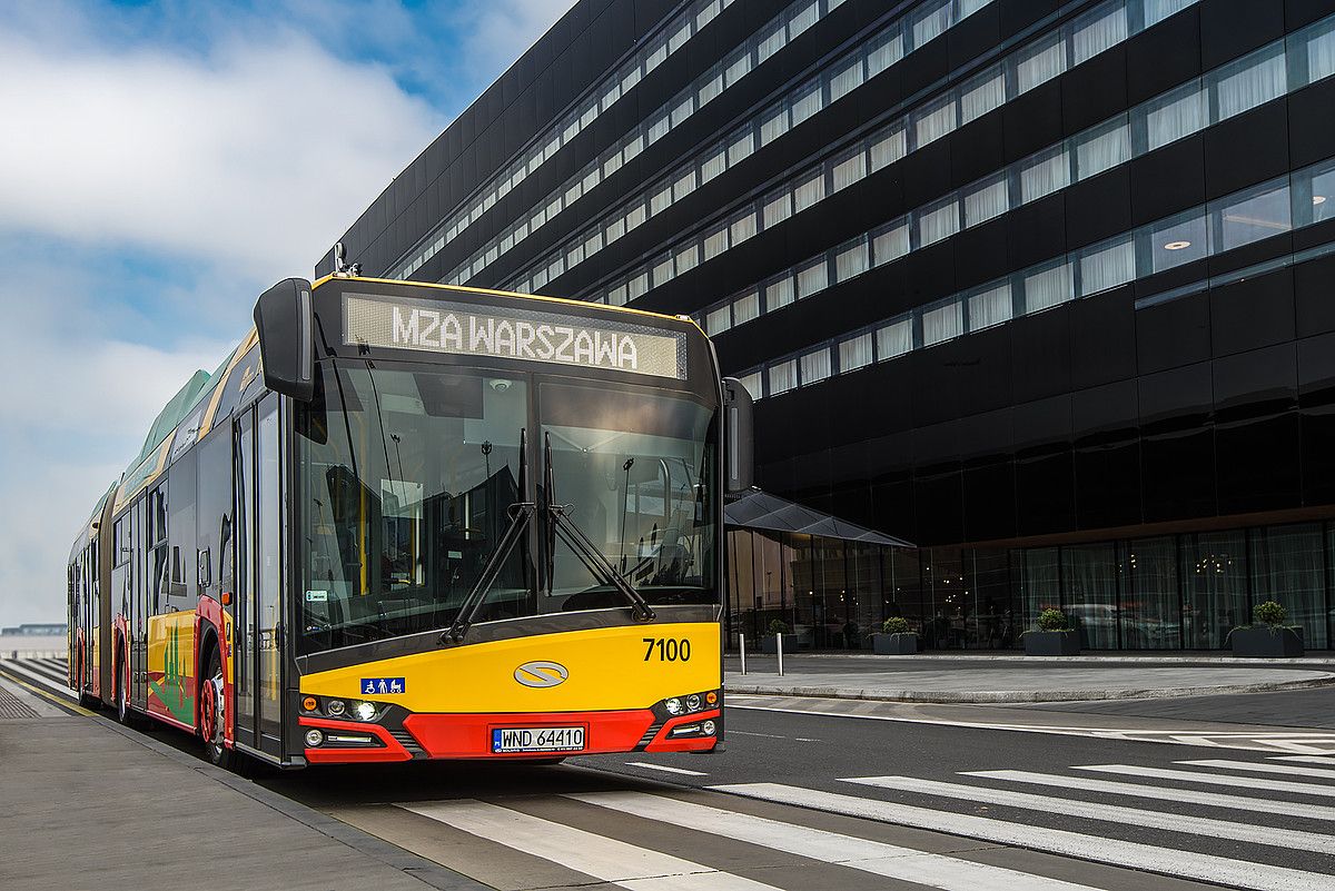 CAF taldearen Solaris etxeko Urbino autobusa, Varsovian ibiliko direnak. CAF.