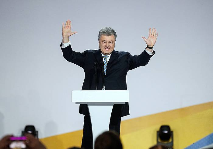 Petro Poroshenko Ukrainako presidentea, gaur, Kieven, presidentegai izango dela iragarri ondoren jarraitzaileak agurtzen. SERGEY DOLZHENKO, EFE
