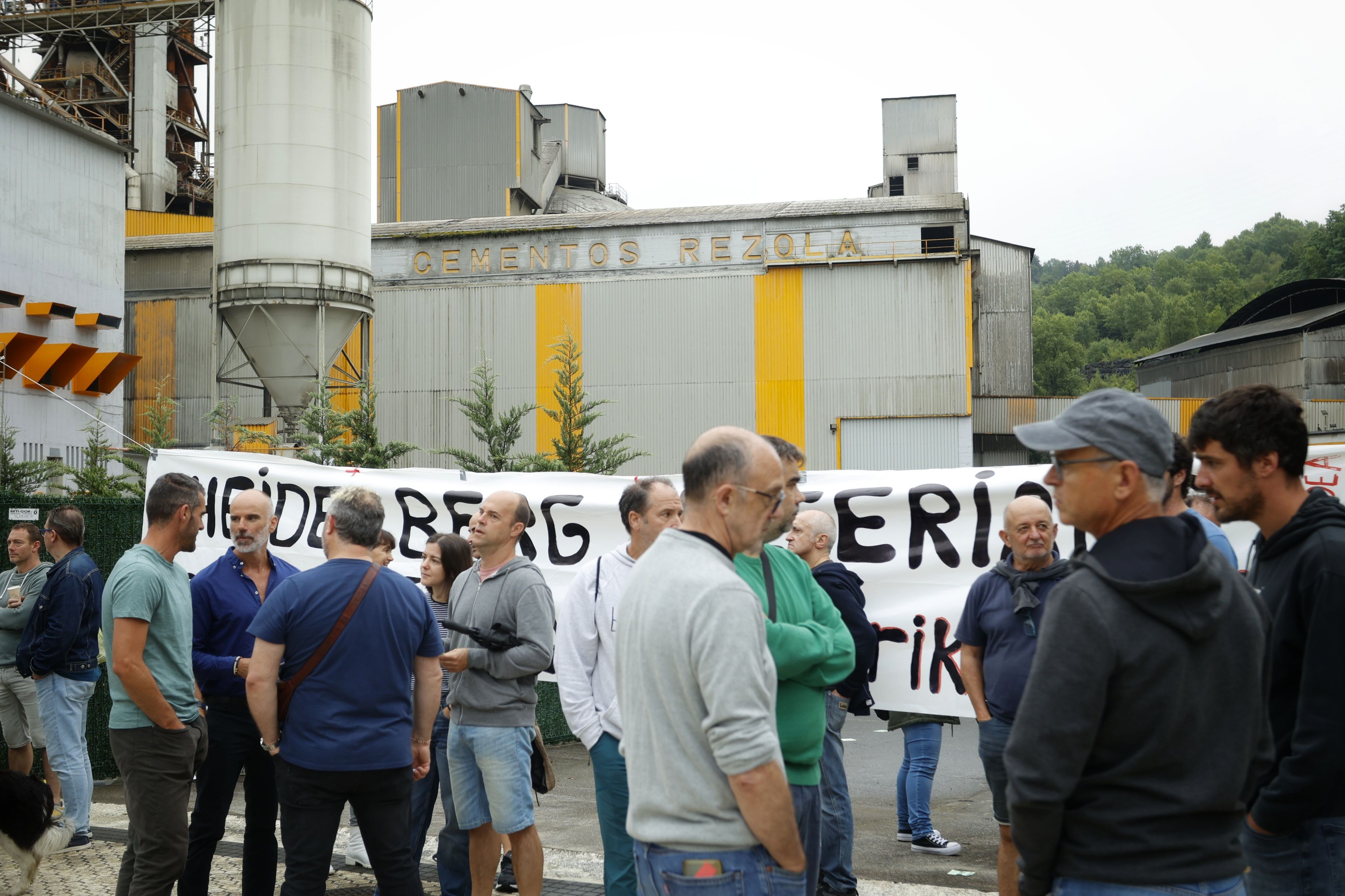 Cementos Rezolako langileak, greba hasi zuten egunean, ekainaren 28an. MAIALEN ANDRES / FOKU 