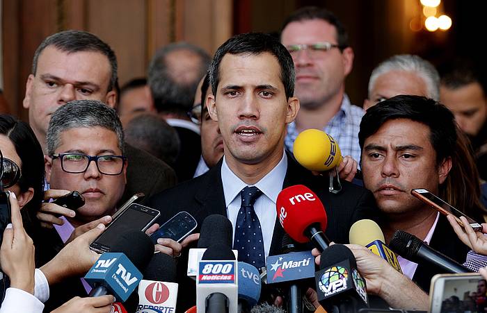 Juan Guaido, urtarrilaren 23an bere burua Venezuelako presidente aldarrikatu duen oposizioko parlamentaria, gaur, hedabideei adierazpenak egiten. LEONARDO MUñOZ, EFE