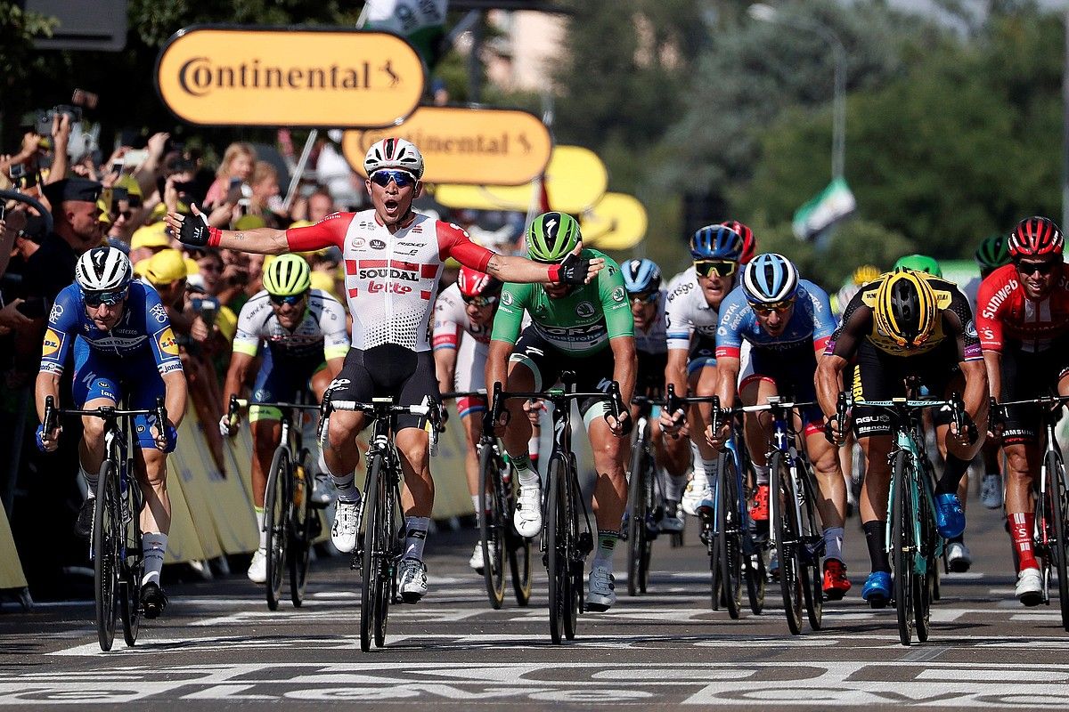 Caleb Ewan, besoak zabalik, Nimesko helmuga marra gurutzatzen, atzo. Ezkerretara, Peter Sagan du, eta eskuinetara, Elia Viviani. GUILLAUME HORCAJUELO / EFE.