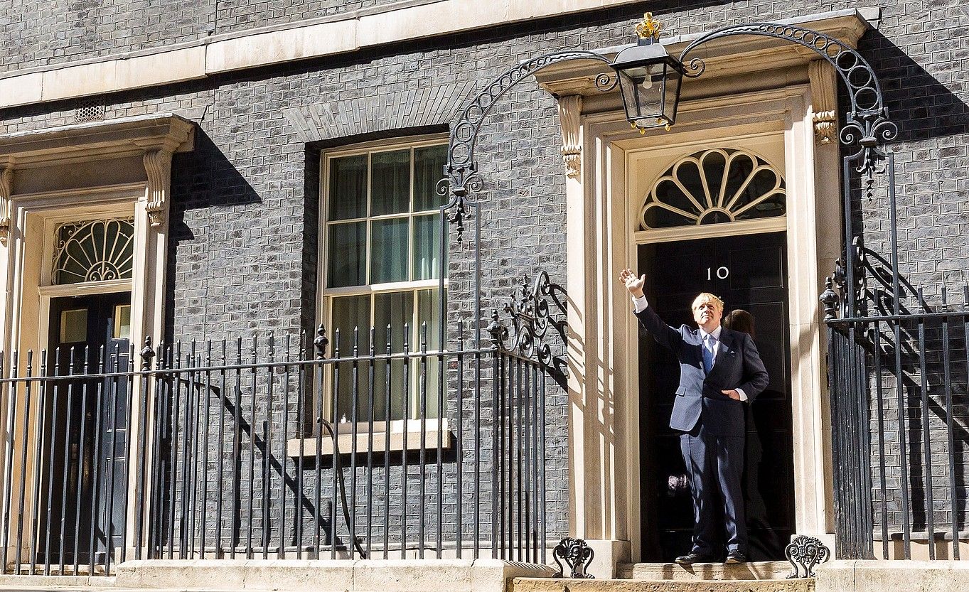 Boris Johnson Erresuma Batuko lehen ministro berria, atzo, Downing Streeteko 10. zenbakian, prentsarekin hitz egin ondoren barrura sartzeko pronto. V. FLORES / EFE.