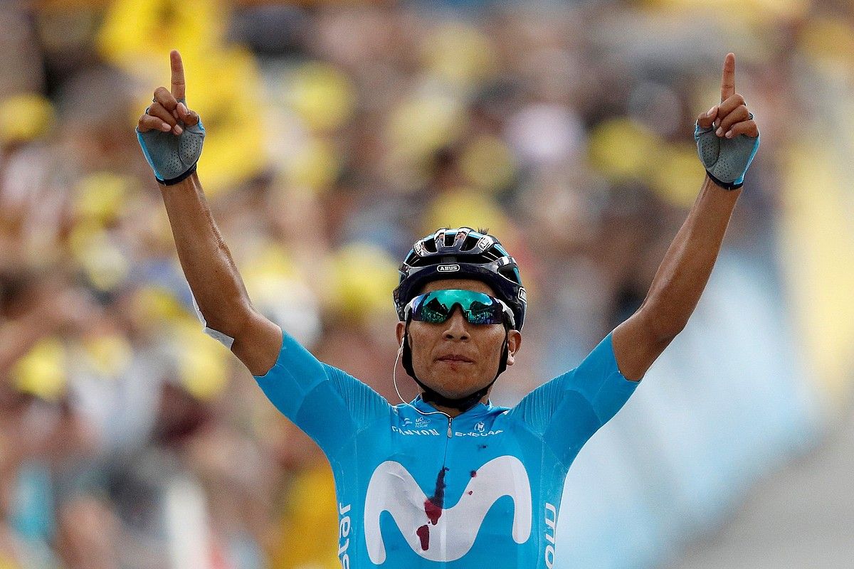 Nairo Quintana Movistarreko txirrindularia, besoak igota, atzoko garaipena ospatzen. Bere kirol ibilbidean hirugarrena du Frantziako Tourrean. YOAN VALAT / EFE.